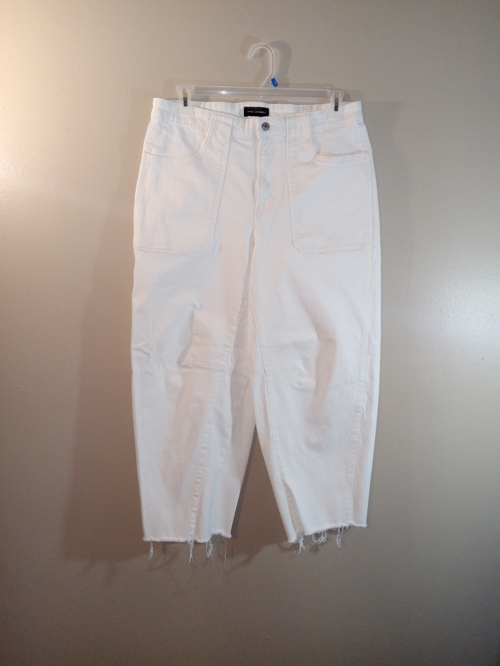 Cropped White Barrel Jeans with Raw Hem